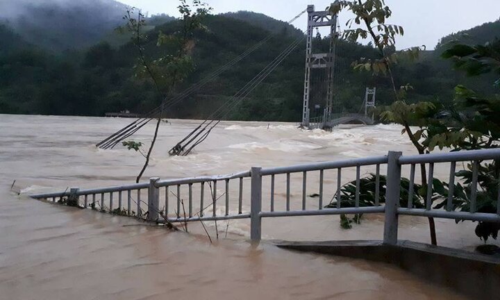 Lũ cuốn trôi 2 cây cầu, làm sập 1 ngôi nhà ở Thanh Hóa