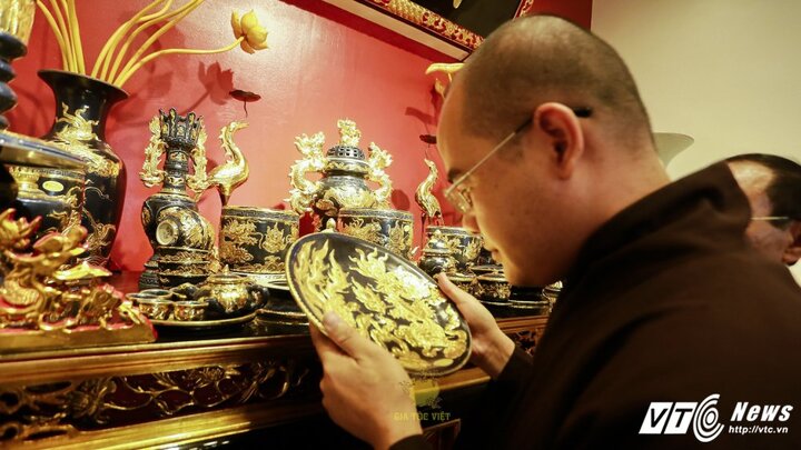 Choáng ngợp bộ đồ thờ tiền tỉ được dát vàng ròng ở làng gốm Bát Tràng