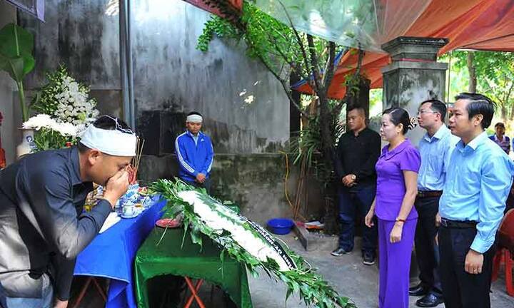 Những hình ảnh nghẹn lòng trong lễ tang phóng viên Đinh Hữu Dư