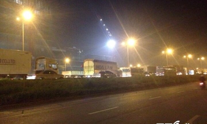 Sau tai nạn xe khách 'vắt vẻo' trên cầu Thanh Trì, đường trên cao ùn tắc kéo dài