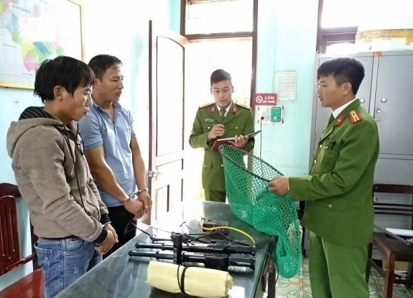 Khởi tố hai cậu cháu trộm chó, dùng súng bắn bị thương người dân Ninh Bình