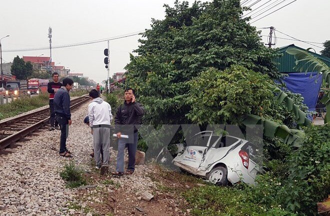 Ô tô 4 chỗ bị tàu hỏa húc văng ở Nam Định