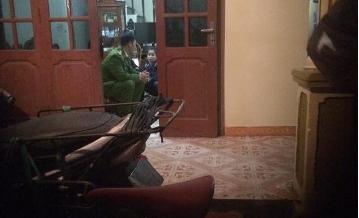 Nữ sinh phát hiện bạn trai chết trong tư thế treo cổ trong phòng trọ