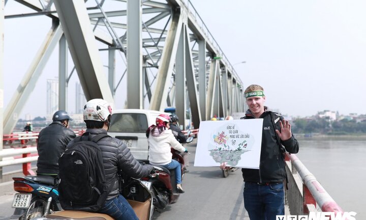Người nước ngoài nhặt rác, kêu gọi 'thả cá đừng thả túi nilon' trong ngày ông Công, ông Táo
