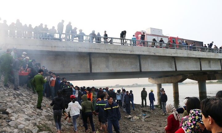 Trao bằng tốt nghiệp đại học danh dự cho nam sinh dũng cảm cứu ba mẹ con ngã xuống sông