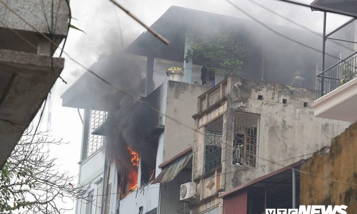 Căn nhà 4 tầng trên phố Văn Miếu cháy ngùn ngụt chiều mùng 2 Tết