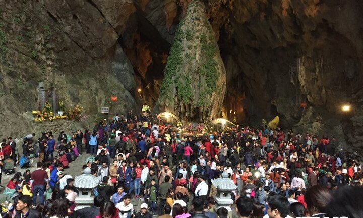 Dòng người xuyên đêm trẩy hội chùa Hương dịp cuối tuần