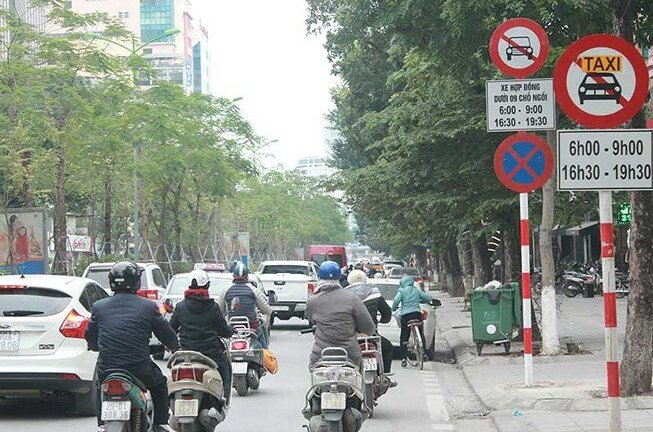Đề nghị cấm Uber, Grab ở 11 tuyến phố Hà Nội