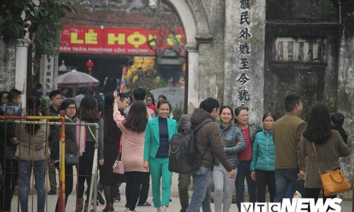 Ảnh: Đền Trần đông nghẹt người trước giờ khai ấn