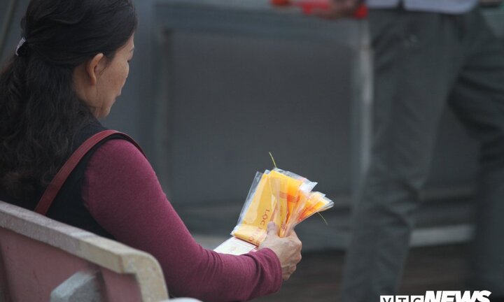 Đua nhau mua bùa chú trong đền Trần trước giờ khai ấn