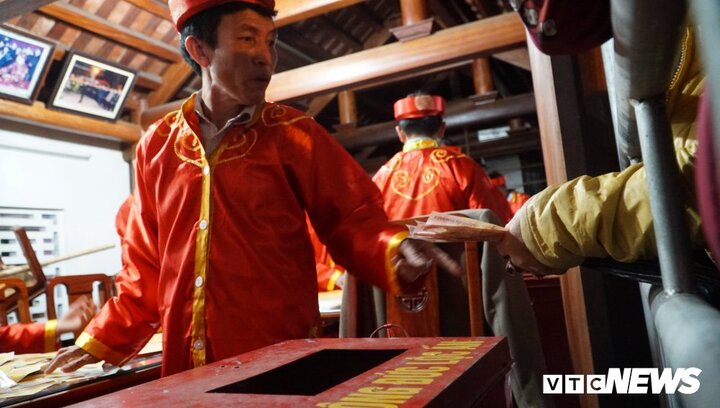 Chen lấn xông vào xin ấn đền Trần: Dân công đức nhiều tiền, ấn xin sẽ được nhiều