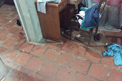Mải xem điện thoại không nấu cơm, con gái bị bố chém trọng thương