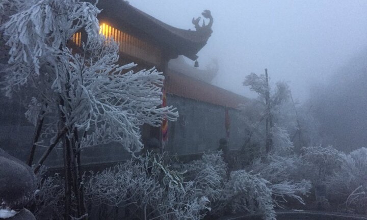 Băng giá phủ trắng đỉnh Fansipan trong tháng 4: Chuyên gia khí tượng nói gì?