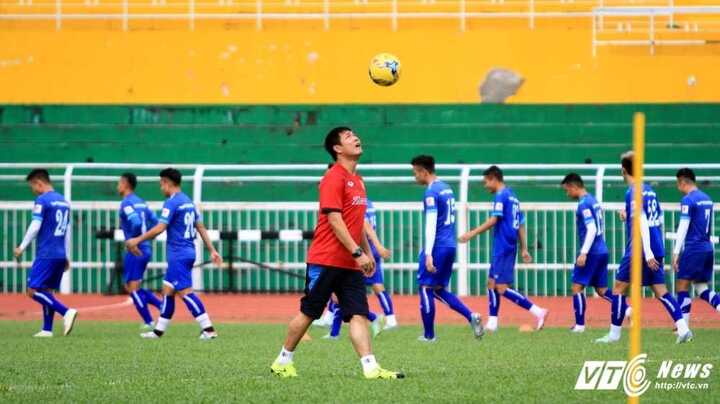 HLV Hữu Thắng tiếp tục dẫn tuyển Việt Nam: Niềm tin và tối hậu thư từ VFF