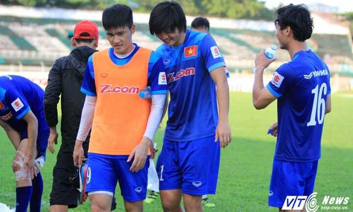 Tuyển Việt Nam chốt đội hình: HLV Hữu Thắng mạo hiểm chờ Tuấn Anh đến hết vòng bảng?