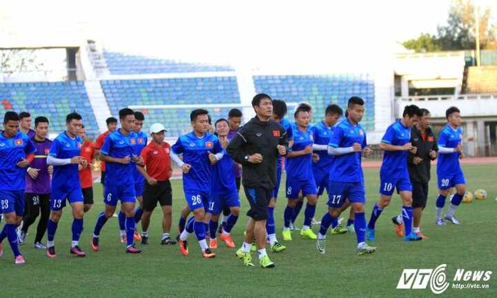 Tổng thư ký VFF: 'Tuyển Việt Nam vượt qua vòng bảng đã rồi tính tiếp'