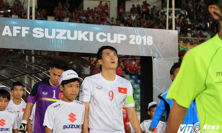 Công Vinh: 'Hãy đá sao để lúc nào cũng có thể ngẩng cao đầu'