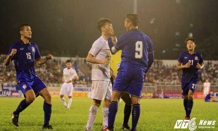 U21 Thái Lan 'vuốt tay lên má', bóp cổ Văn Toàn, Công Phượng