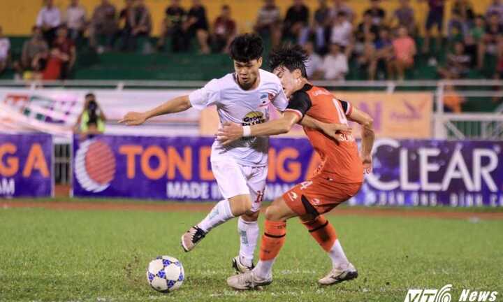 Nỗ lực tột cùng, Công Phượng ghi bàn 'cứu vãn sự nghiệp'