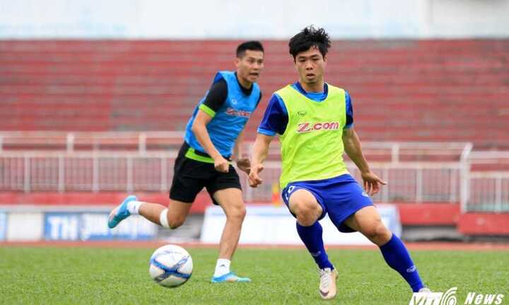 HLV Hữu Thắng 'quát' Công Phượng từ trên khán đài