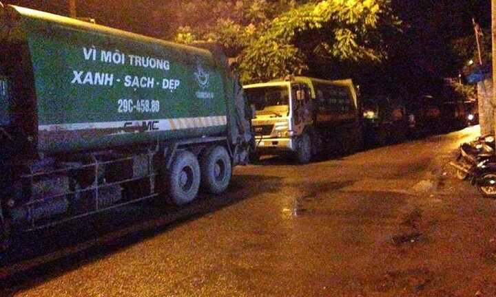 Dân Thủ đô mang chăn, màn ra nằm chặn đường xe rác trong đêm