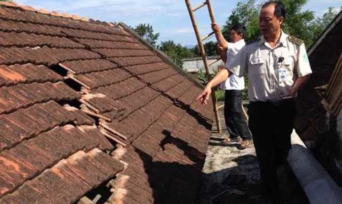 Điều tra nghi vấn máy bay hạ cánh làm ngói nhà dân rơi rào rào