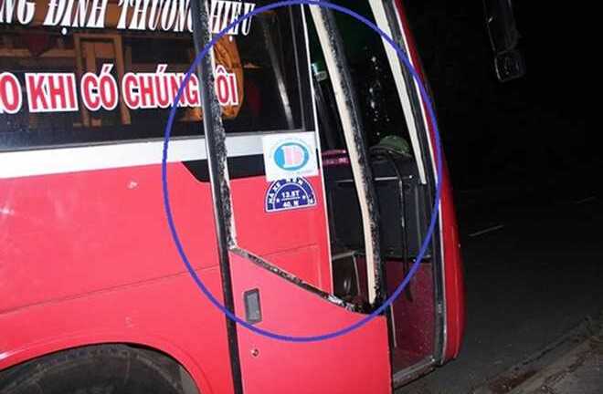 Bị nhắc nhở vì tè bậy trên xe, hành khách vác hung khí đánh tài xế