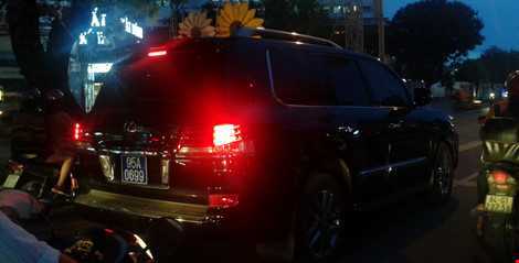Gắn biển xanh cho xe Lexus đi mượn: Phó Chủ tịch Hậu Giang đã trả lại biển