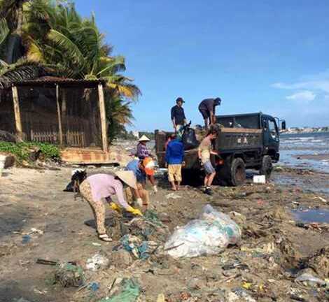Du khách nước ngoài 'ra tay' dọn rác ở Mũi Né