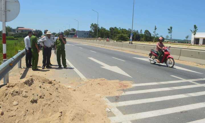 Nam thanh niên chết oan vì đống cát ven đường