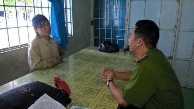 Một công an viên bị đốt khi đang ngủ 