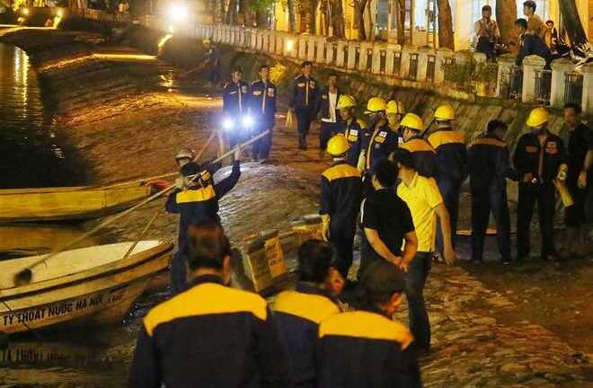 Ảnh: Hơn 400 người trắng đêm cứu cá hồ Hoàng Cầu