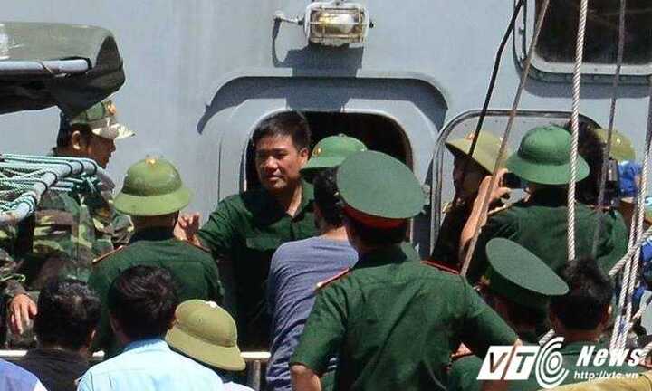 Phi công Nguyễn Hữu Cường được đưa vào đất liền an toàn