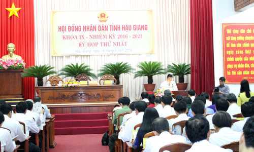 Phó chủ tịch tỉnh đi Lexus gắn biển xanh vắng mặt tại phiên họp HĐND