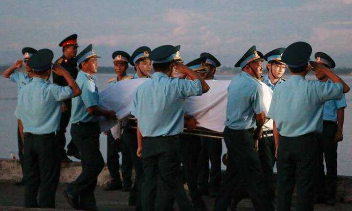 Ảnh: Đồng đội đau xót, tiếc thương đón thi thể phi công Trần Quang Khải
