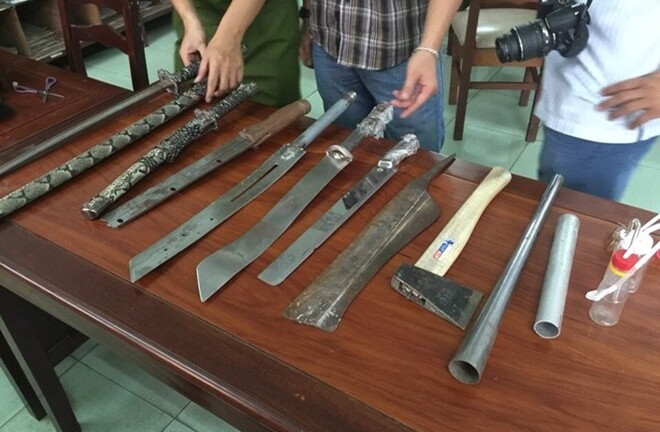 Giang hồ mang mã tấu đi 'dằn mặt' đối thủ giành lãnh địa làm ăn