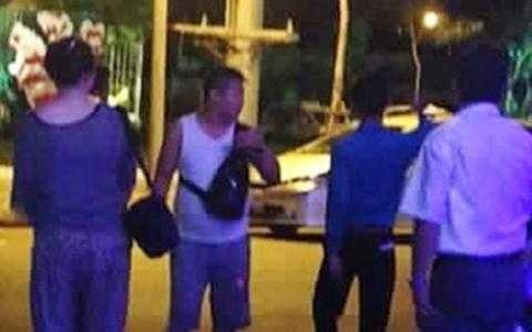 Đã xác định nhóm du khách đốt tiền Việt Nam trong quán bar