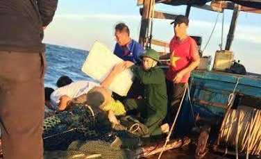 Sóng đánh chìm tàu, 3 ngư dân trôi dạt giữa biển khơi