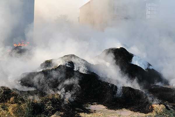 Người Hà Nội ngộp thở sống trong khói rơm rạ ngày nắng gắt