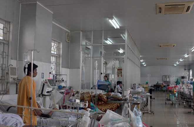 Cha ôm con nhảy lầu bệnh viện tự tử