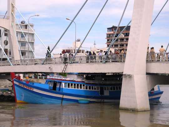 Đang giải cứu tàu cá mắc kẹt dưới gầm cầu Lê Hồng Phong