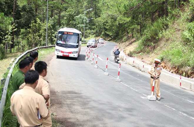 Sau tai nạn thảm khốc, cấm lưu thông trên đèo Prenn vào ban đêm