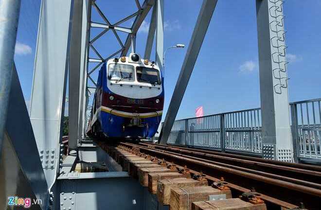 Ảnh: Tàu hoả lăn bánh trên cầu Ghềnh trước ngày khánh thành