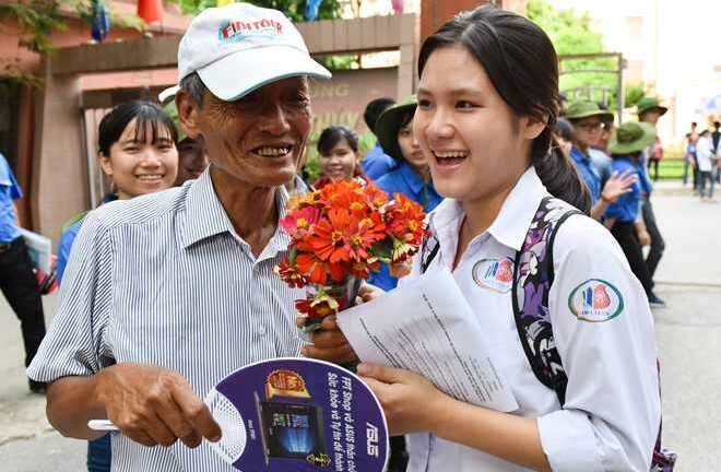 Xúc động hình ảnh ông tặng hoa cháu gái trước cổng trường thi