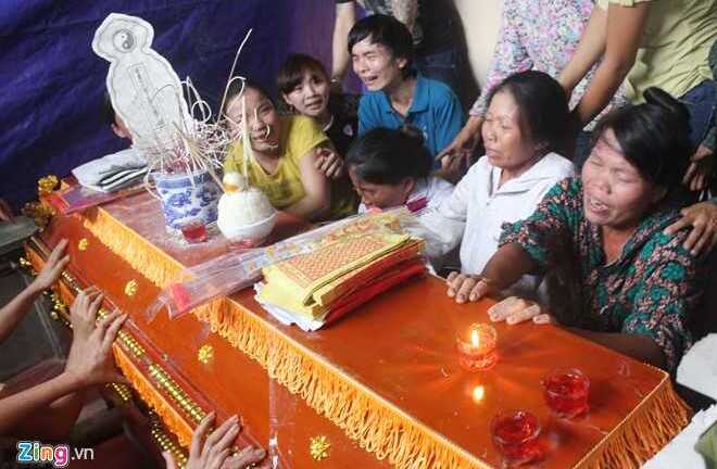 Tiếng khóc xé lòng bên quan tài nữ sinh bị lũ cuốn