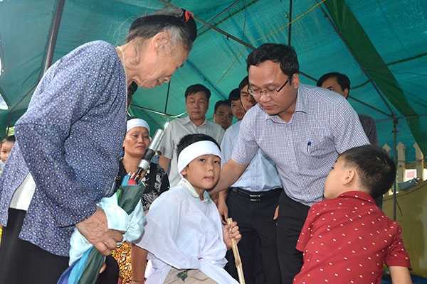 Chìm tàu trên sông 4 người chết: Cậu bé 6 tuổi bơ vơ giữa dòng đời