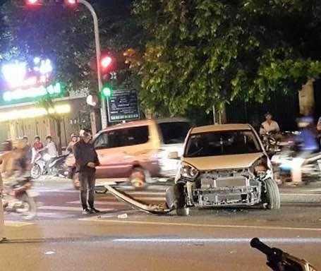 Ô tô của Phó ban dân tộc tỉnh Đồng Nai tông hàng loạt xe dừng đèn đỏ