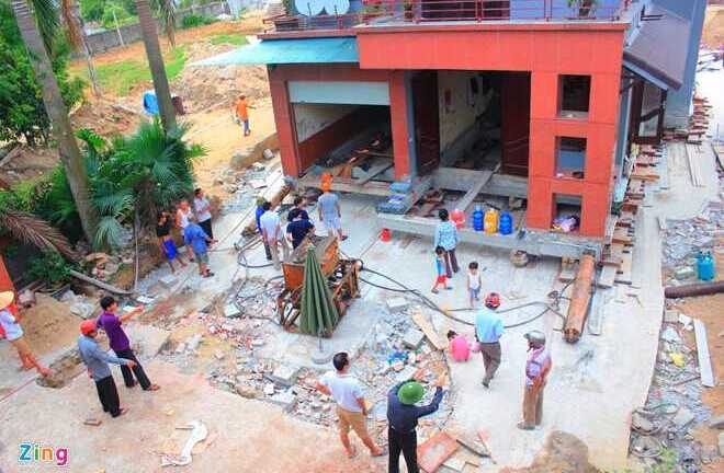 Sự cố bất ngờ trong lúc di dời biệt thự 800 tấn ở Nghệ An