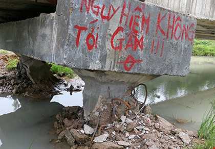 Cầu tiền tỷ bị mưa... xô ngã ở Bình Thuận