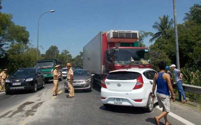 Tai nạn liên hoàn trên quốc lộ 1A, 6 người la hét hoảng loạn kêu cứu
